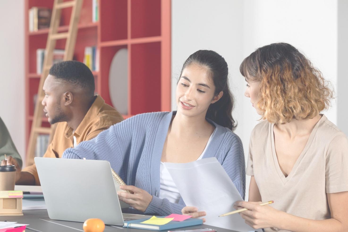 Espace de travail avec documents financiers et analyses